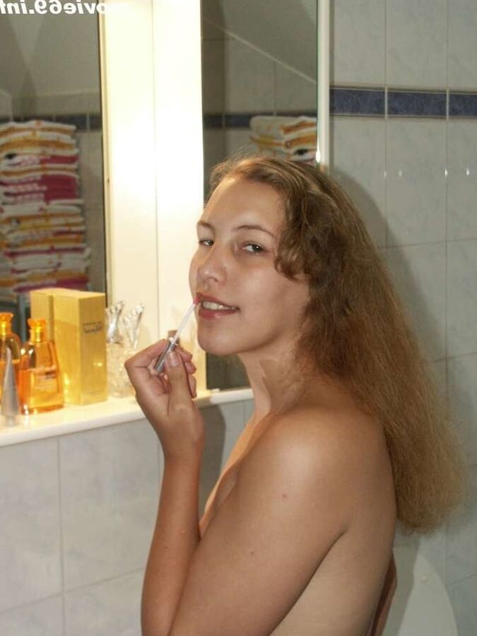 Tenn Nathalie takes a bath