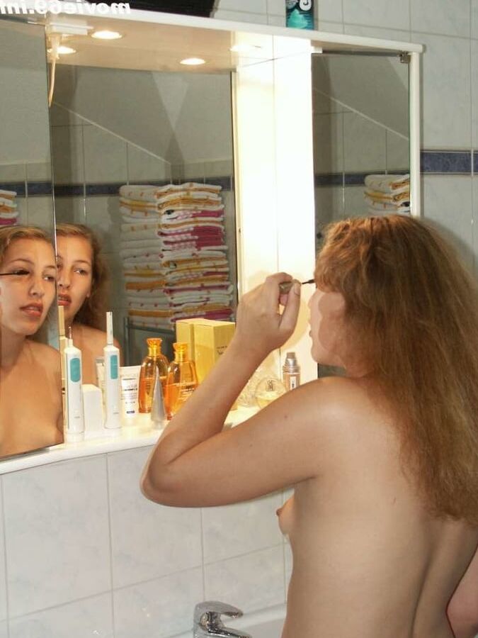 Tenn Nathalie takes a bath