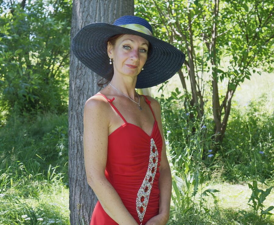 Red dress - green garden