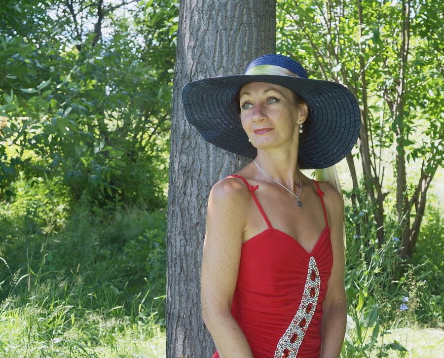 Red dress - green garden