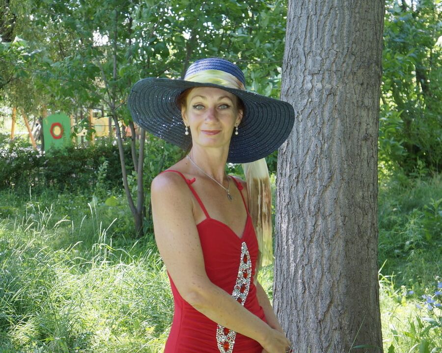 Red dress - green garden