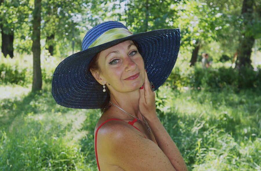 Red dress - green garden