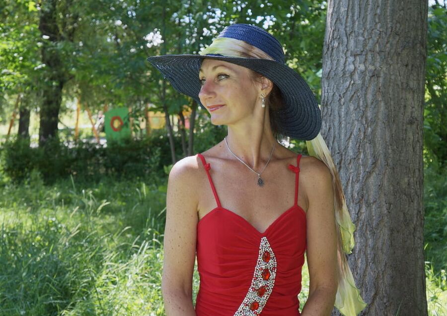 Red dress - green garden