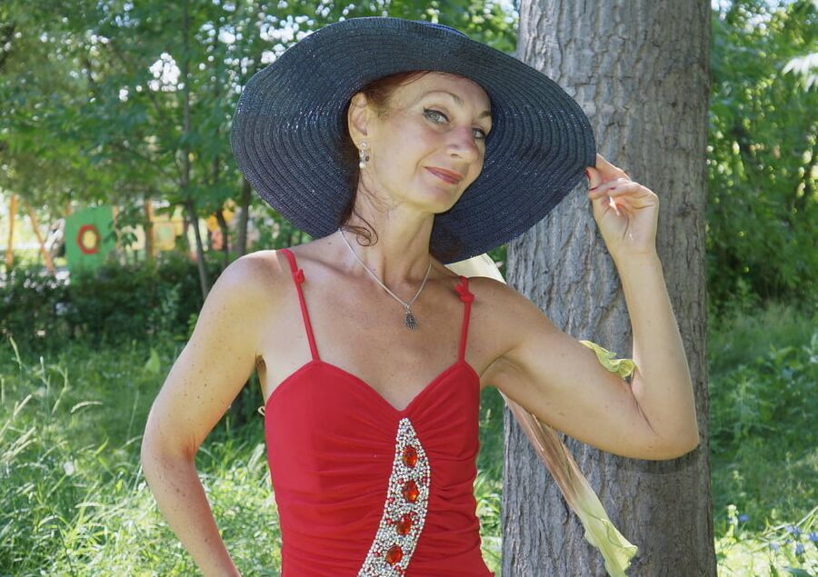 Red dress - green garden
