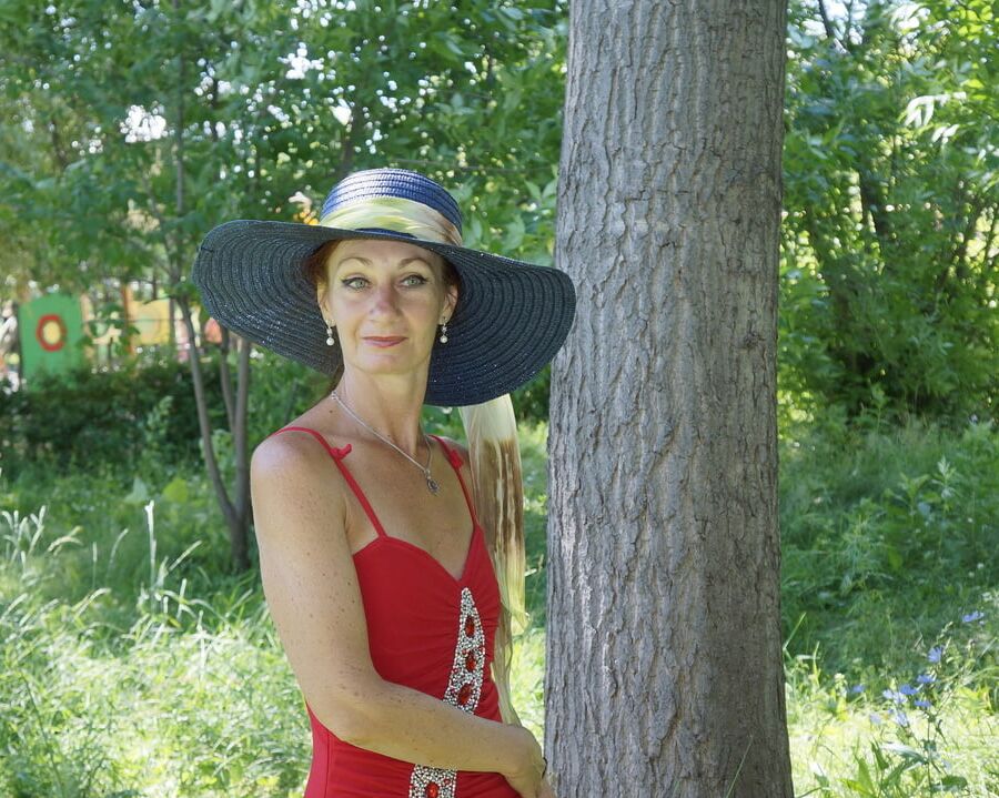 Red dress - green garden