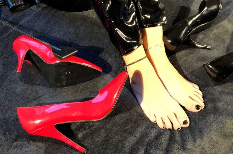 Leggings Fetish and High Heel Pumps