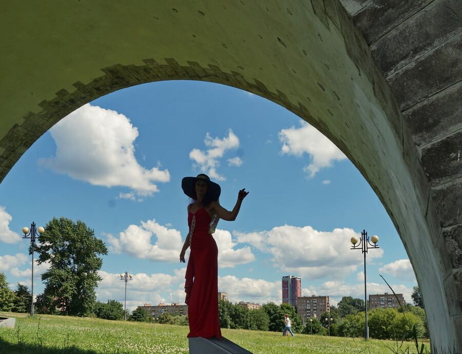 Under the arch of the aqueduct
