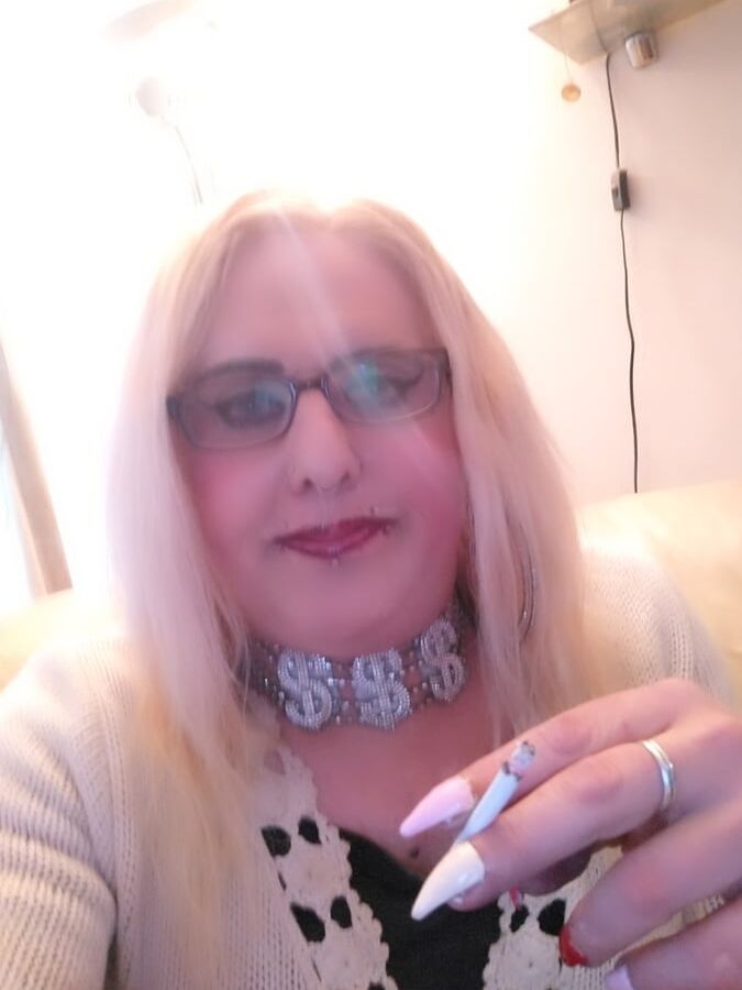 Stefaniets sexy smoking