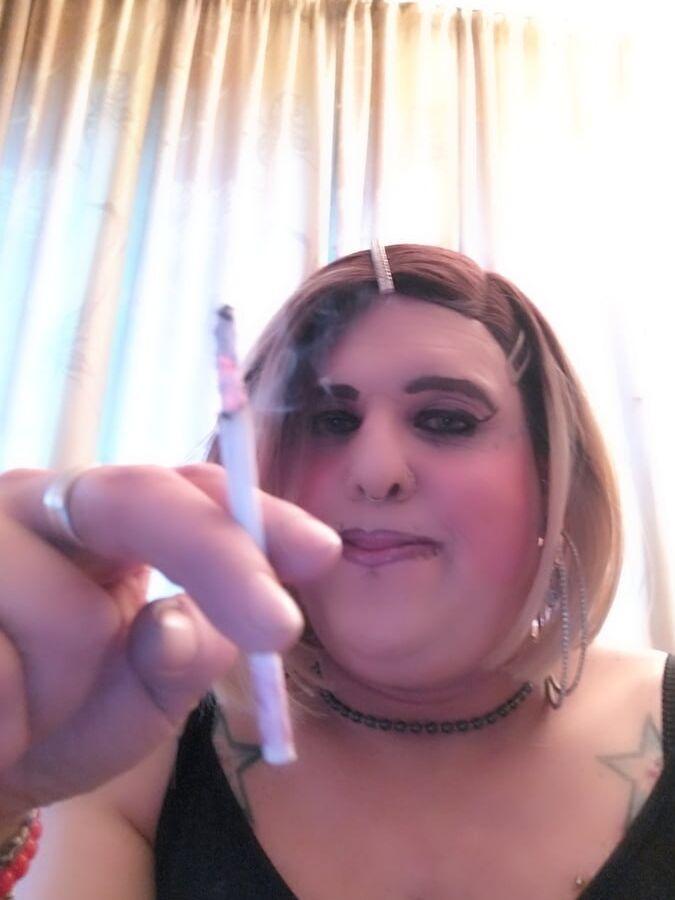 Stefaniets sexy smoking