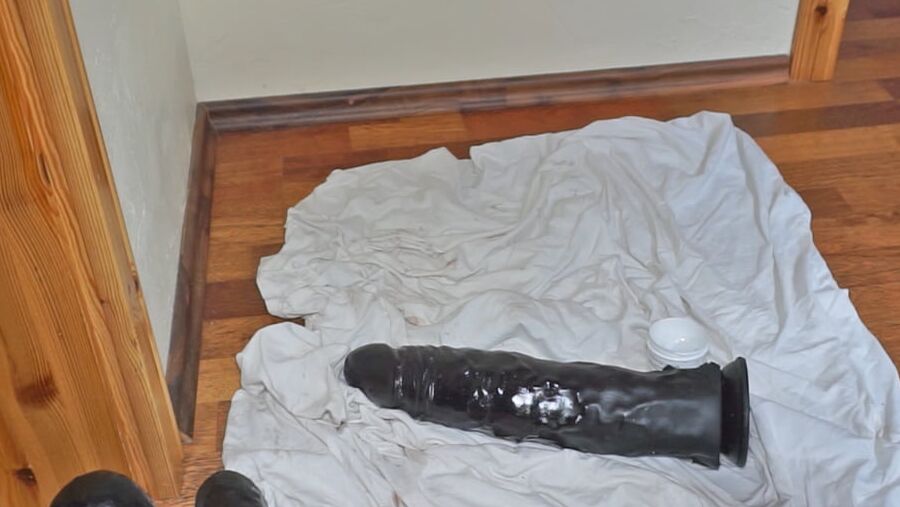 Giant anal dildo last show....it is too big