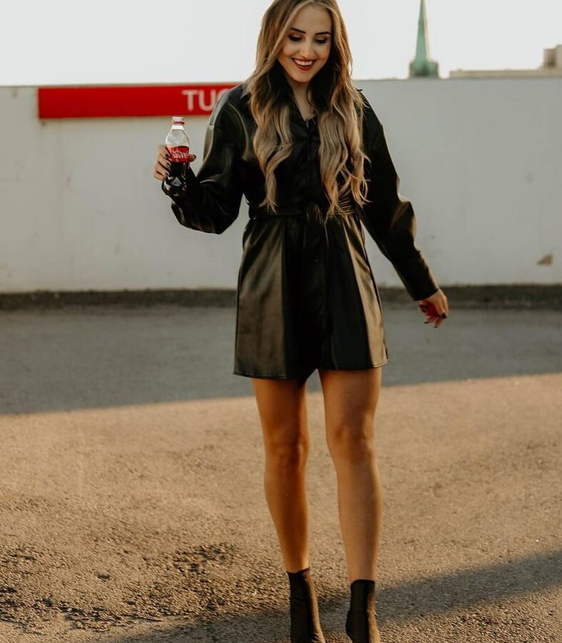 Cocacola Girl Drink 01