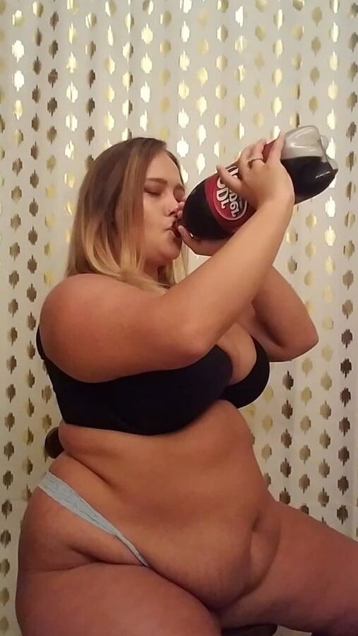 Cocacola Girl Drink 01