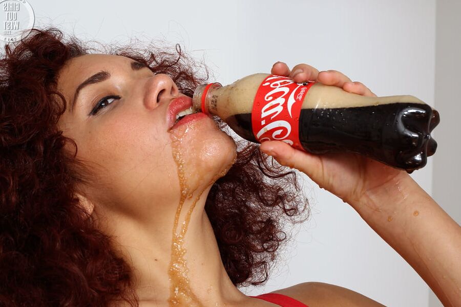 Cocacola Girl Drink 01