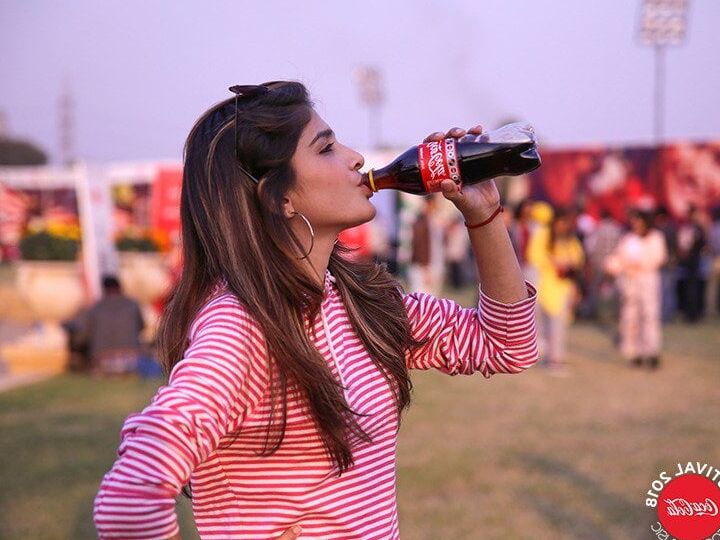Cocacola Girl Drink 01