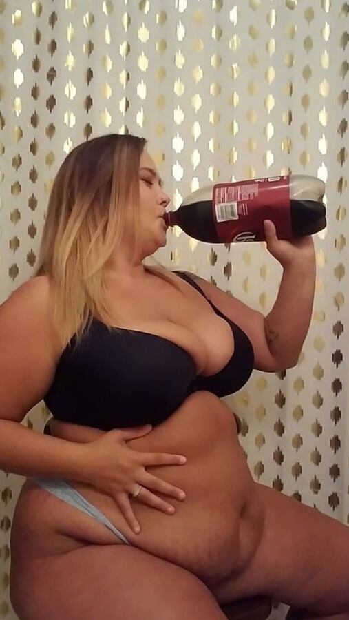 Cocacola Girl Drink 01