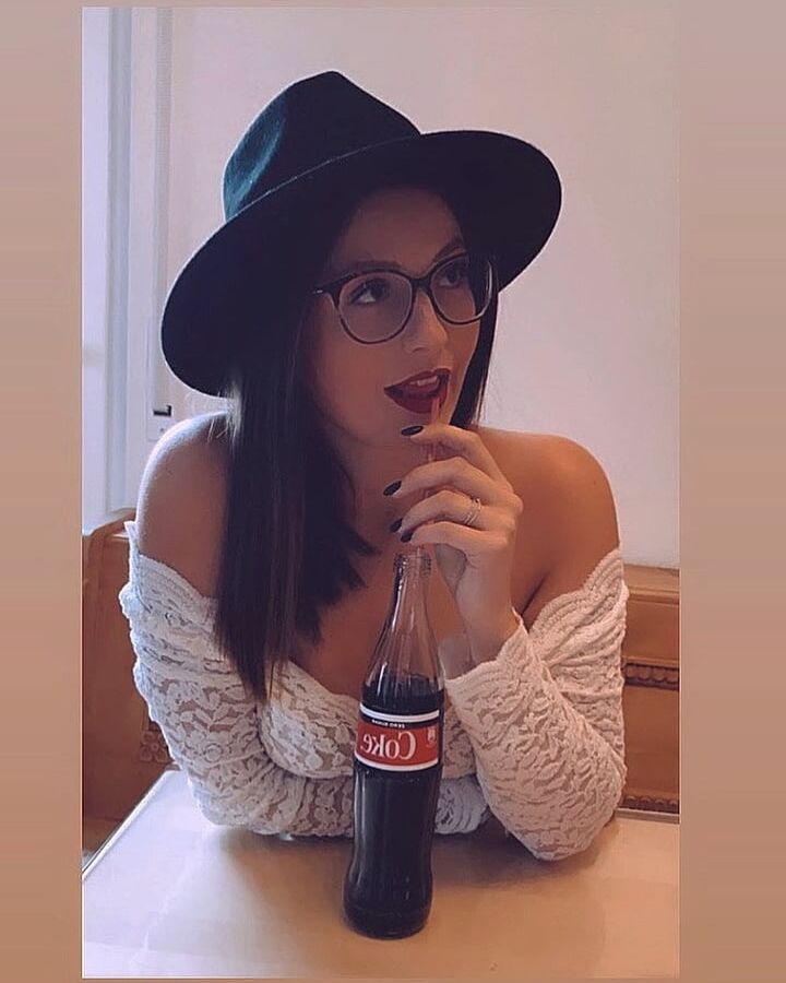Cocacola Girl Drink 01