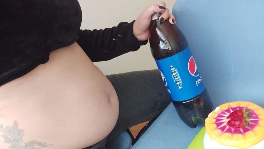 Cocacola Girl Drink 01