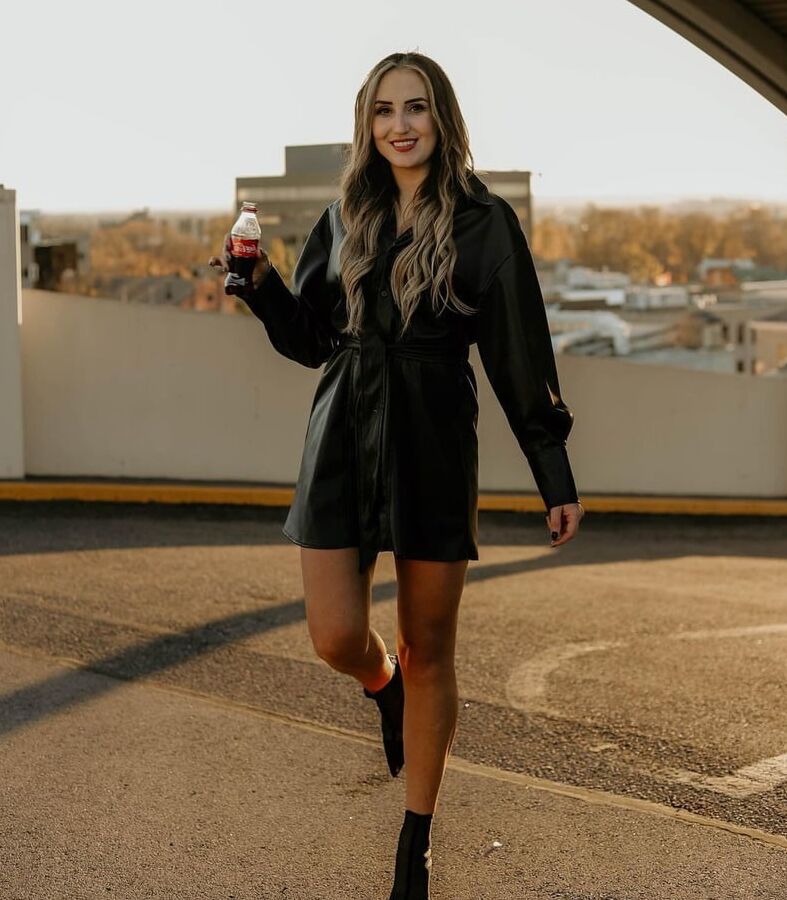 Cocacola Girl Drink 01