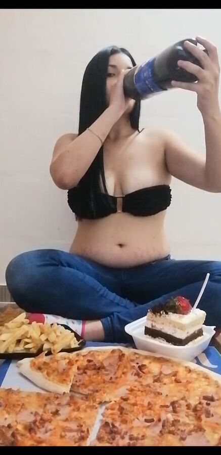 Cocacola Girl Drink 01