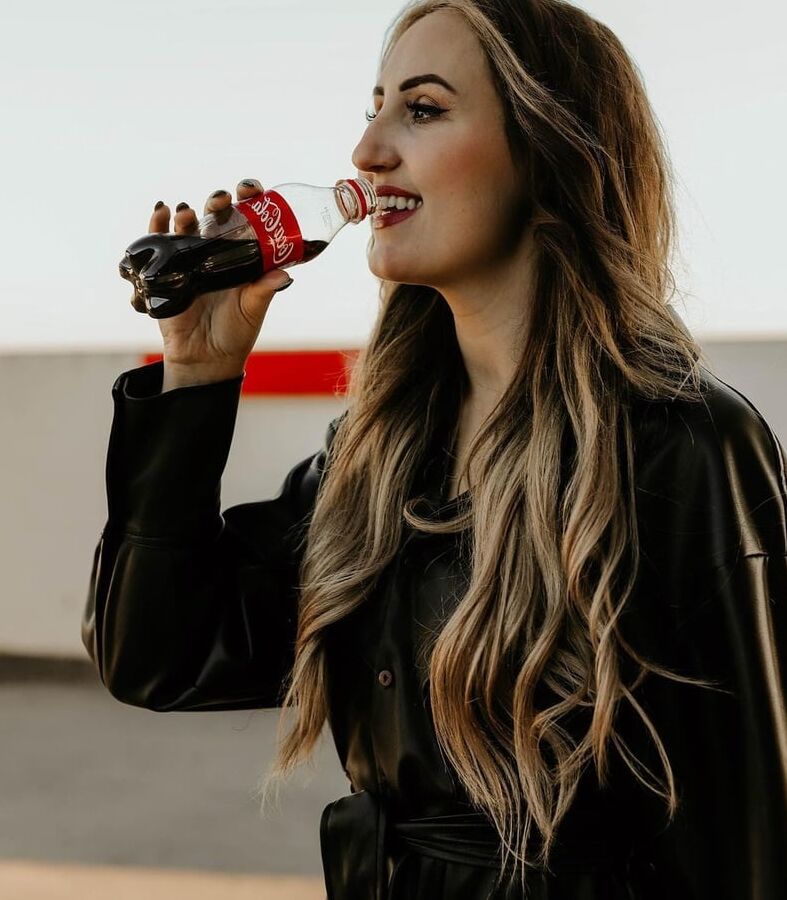 Cocacola Girl Drink 01