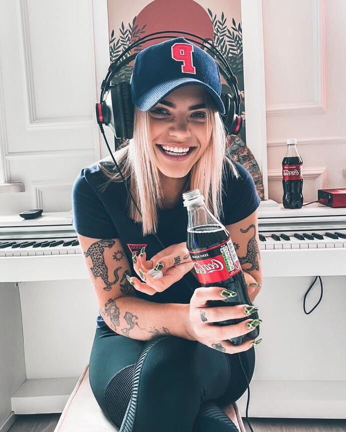 Cocacola Girl Drink 01