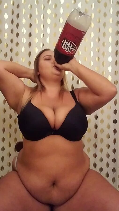 Cocacola Girl Drink 01