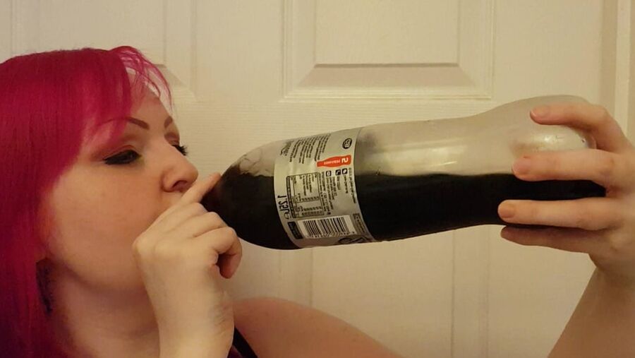 Cocacola Girl Drink 01