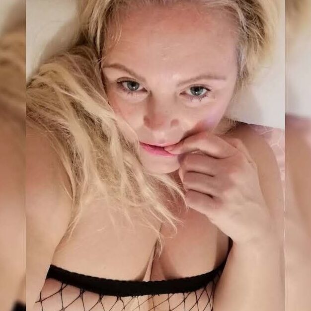 Fish net tights big BBW ass on sexy MILF