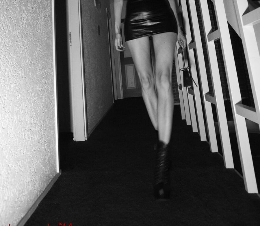 Long and sexy legs - Mistress Kym