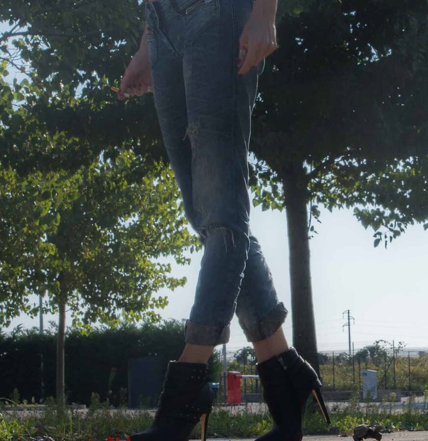 Long and sexy legs - Mistress Kym