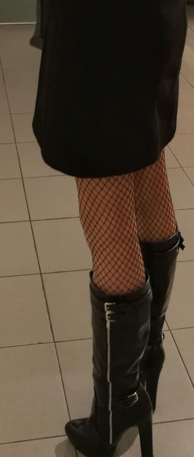 Long and sexy legs - Mistress Kym