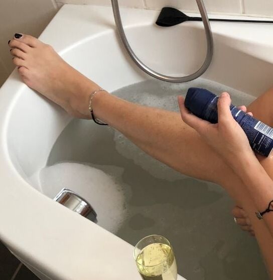 バスタブのセクシーな足