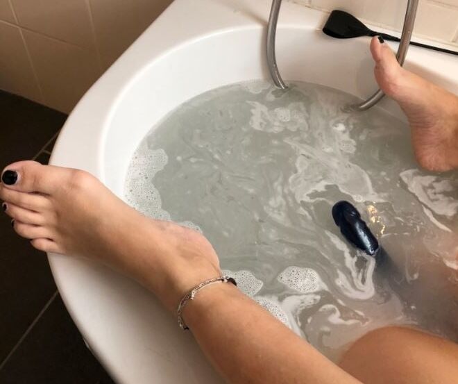バスタブのセクシーな足