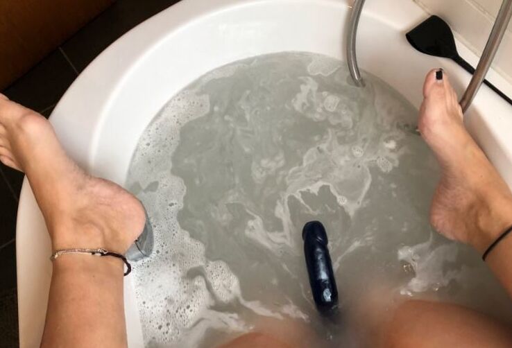 バスタブのセクシーな足