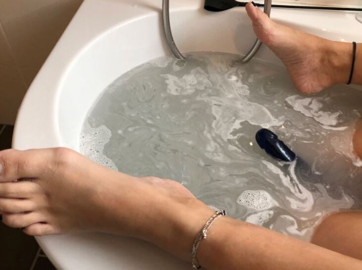 バスタブのセクシーな足