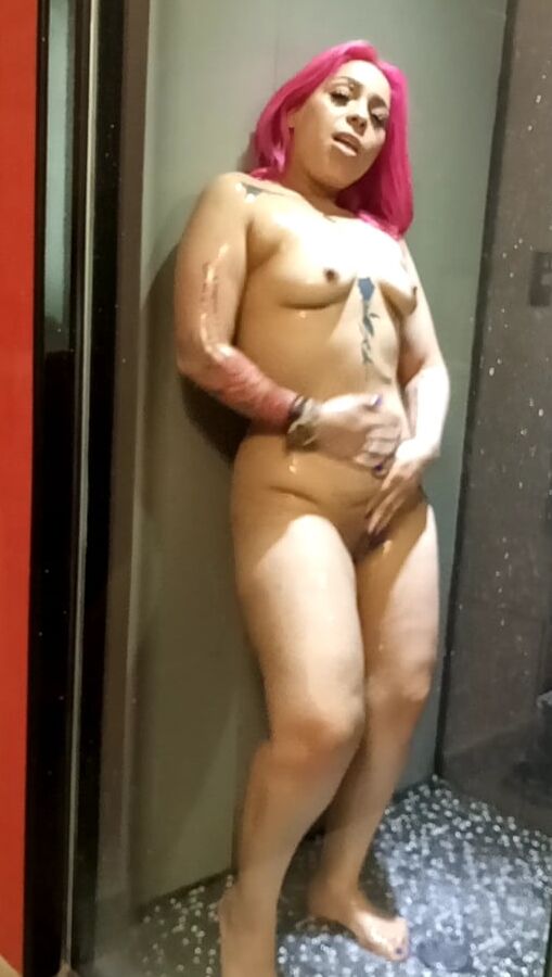 Rocks honeys in the shower