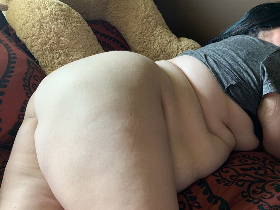 Sexy BBW Relaxing Before Bed