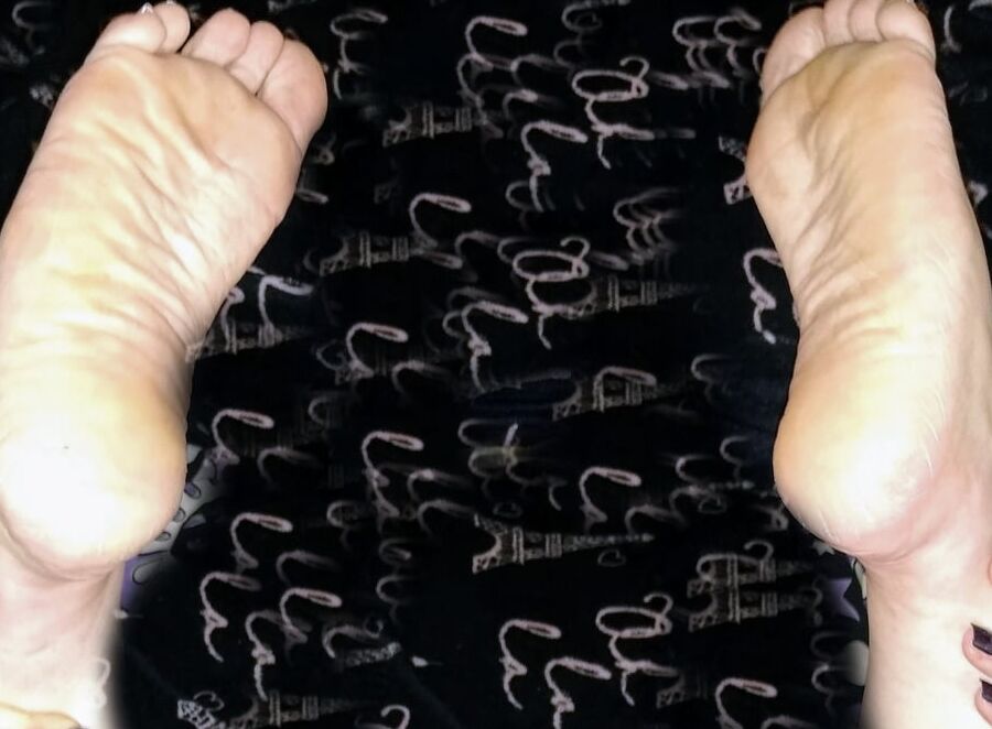 Wanna cum on my cute feet?