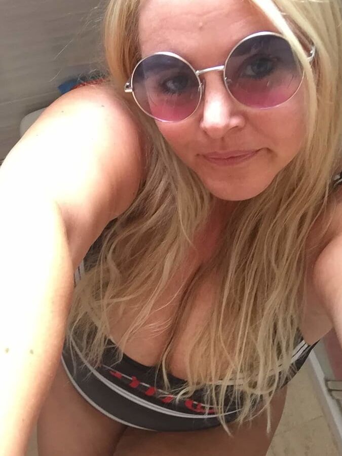 Sexy blond mature milf swim suit album