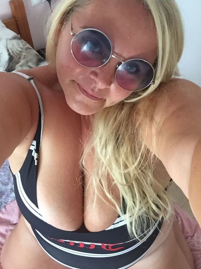 Sexy blond mature milf swim suit album