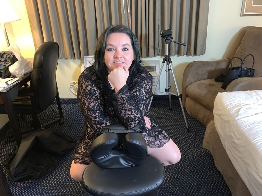 Sexy BBW Spank Me Hotel Pics