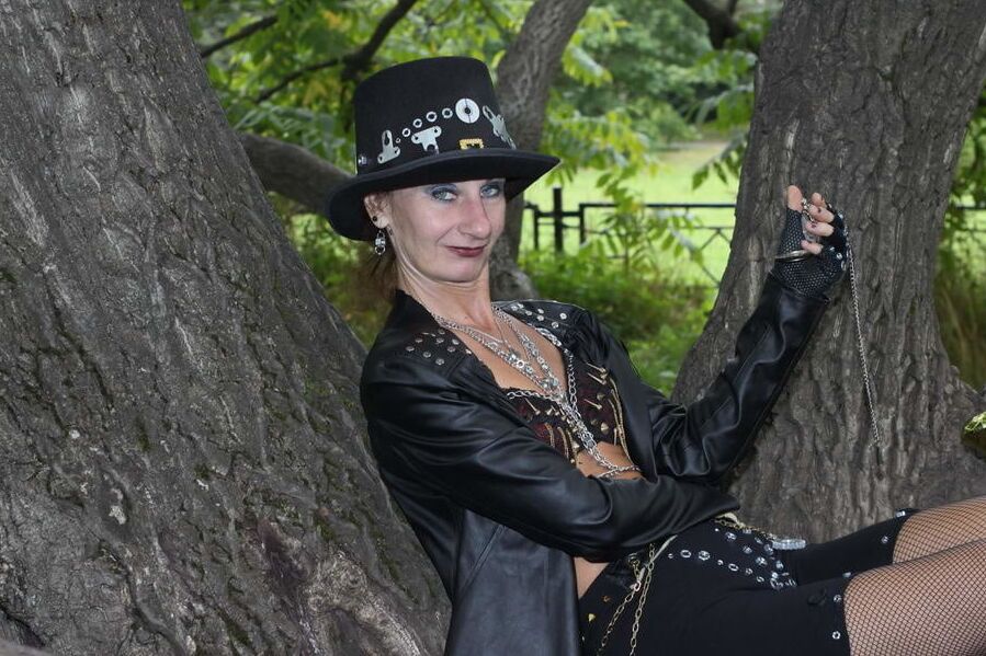 Clockpunk under the tree 2