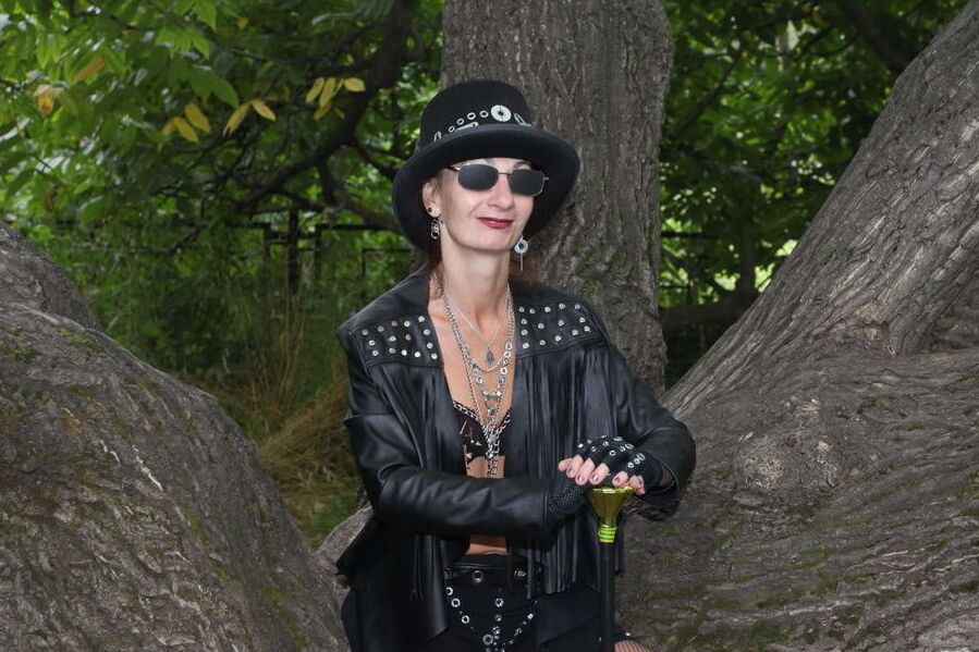 Clockpunk under the tree 2