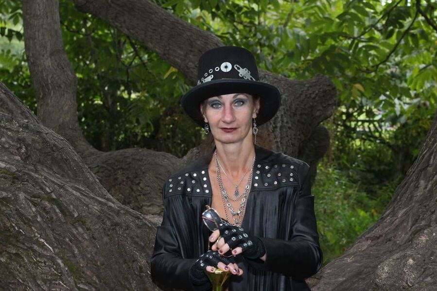 Clockpunk under the tree 2
