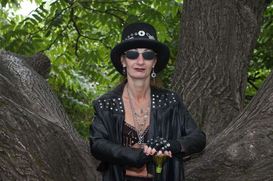 Clockpunk under the tree 2