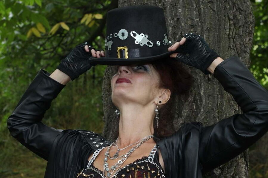 Clockpunk under the tree 2