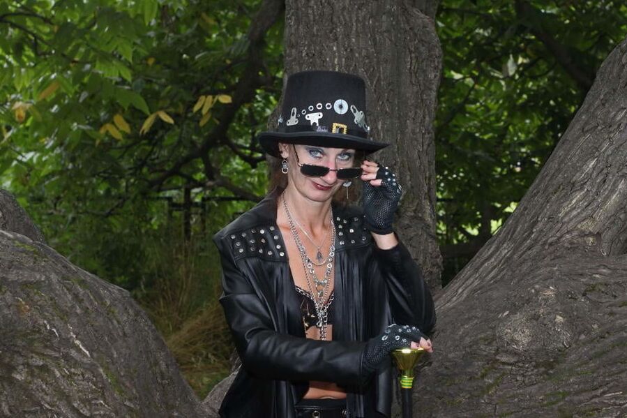 Clockpunk under the tree 2
