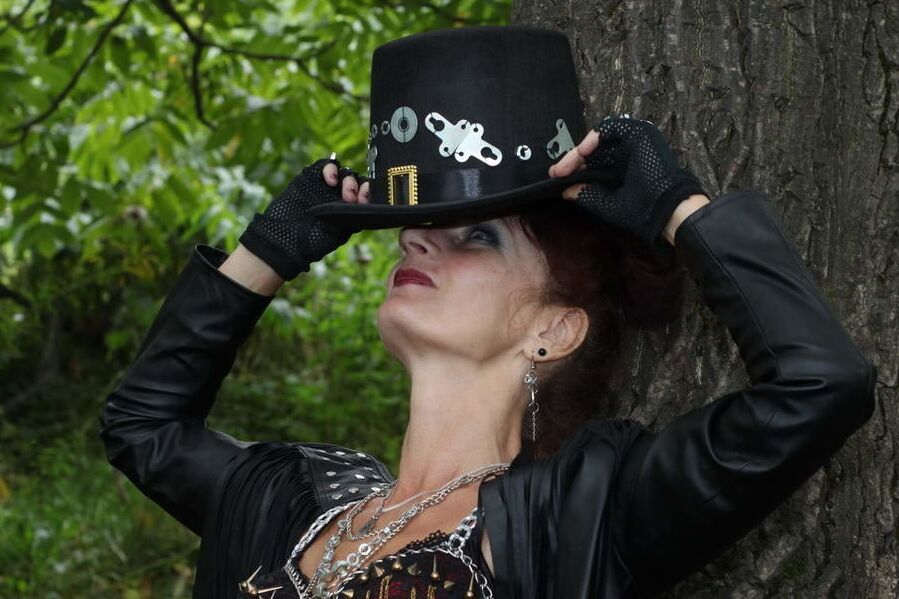 Clockpunk under the tree 2