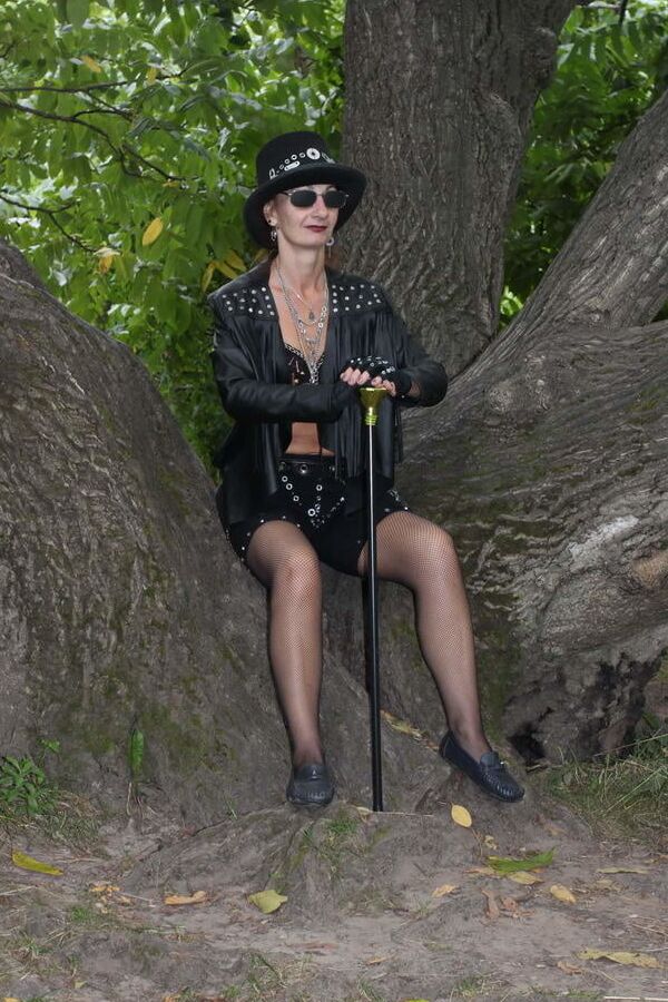 Clockpunk under the tree 2