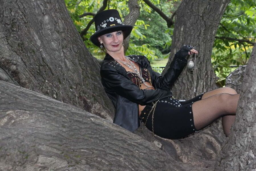 Clockpunk under the tree 2